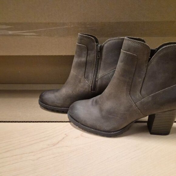 Clarks Verona Step Fashion Ankle Boots - Picture 3 of 7